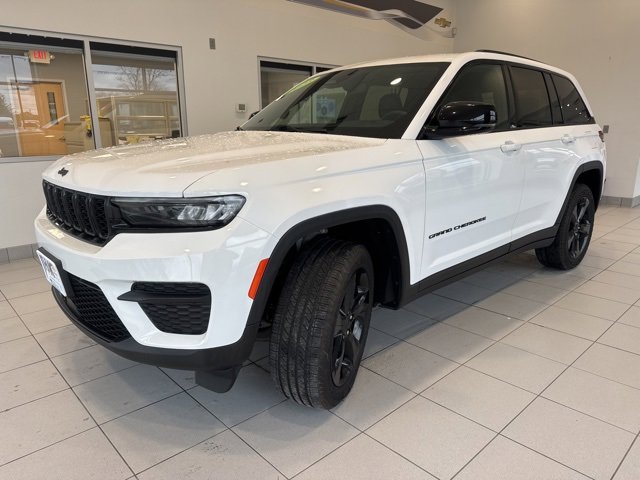 Used 2023 Jeep Grand Cherokee Altitude image 3