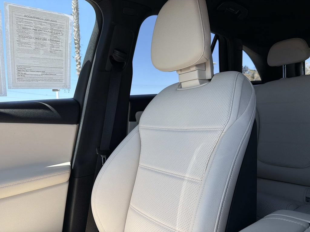 Used 2025 Mercedes-Benz GLC 350e 4MATIC image 27