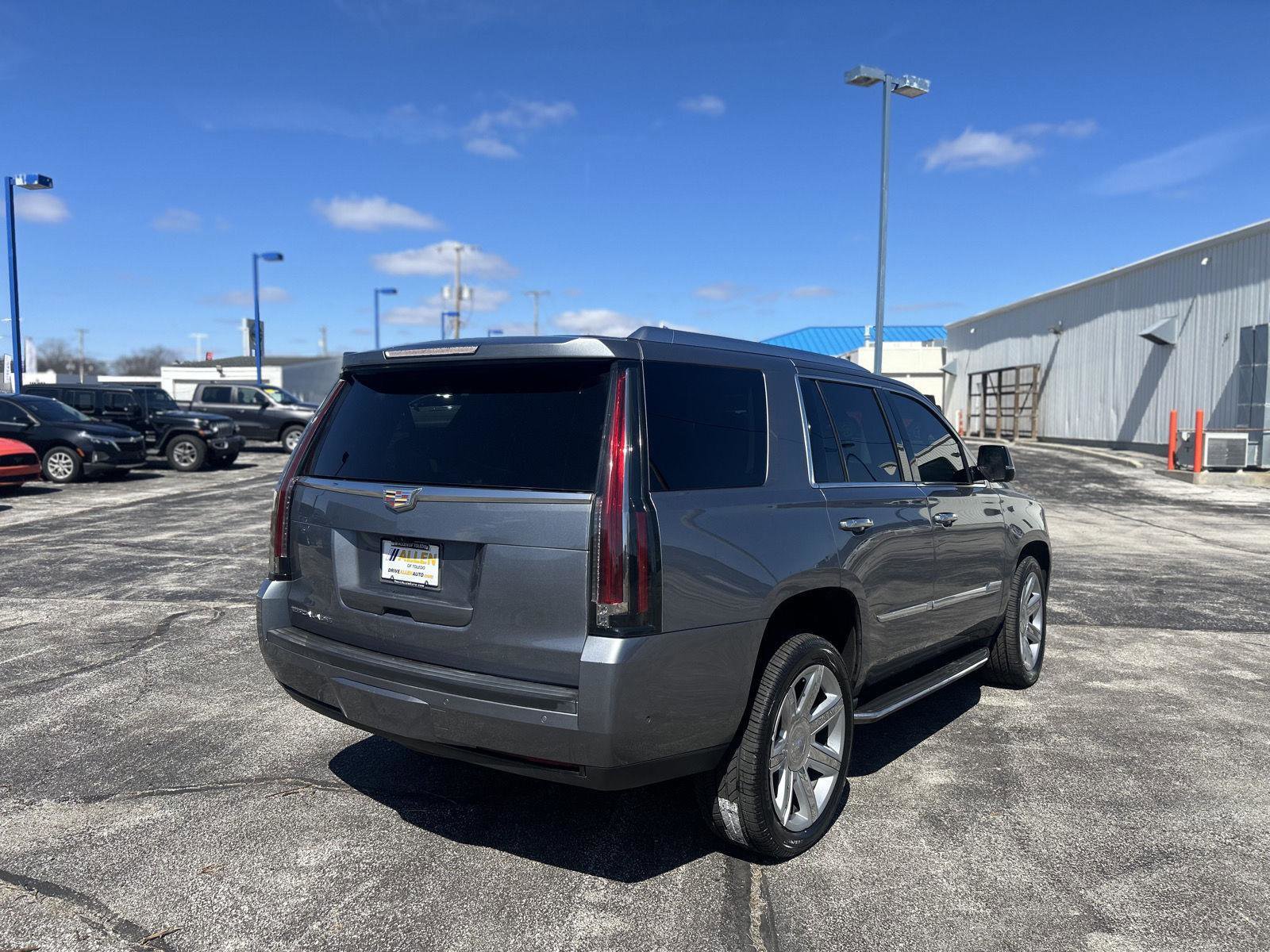 Used 2018 Cadillac Escalade Luxury AWD/4WD image 5