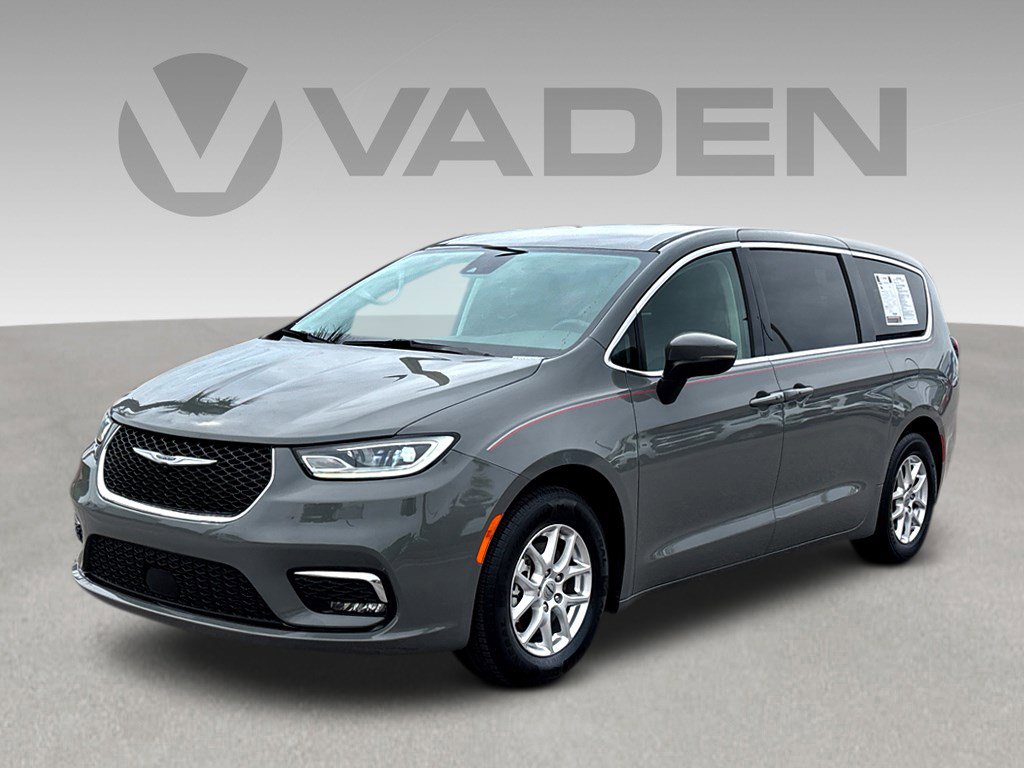 Used 2023 Chrysler Pacifica Touring-L image 3