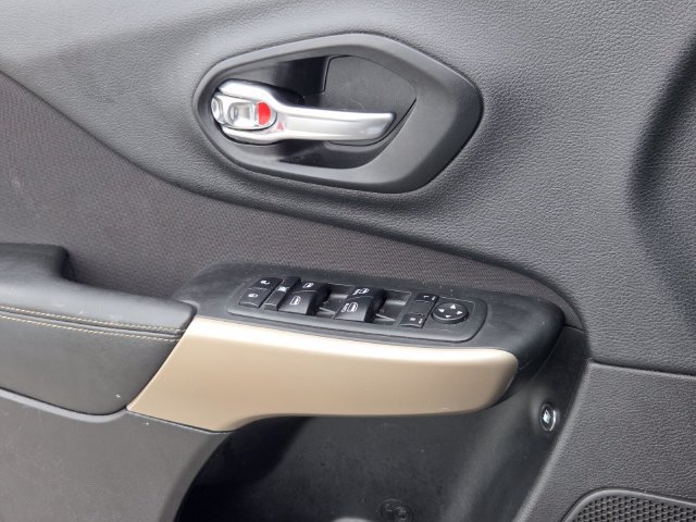 Used 2018 Jeep Cherokee Latitude FWD image 29