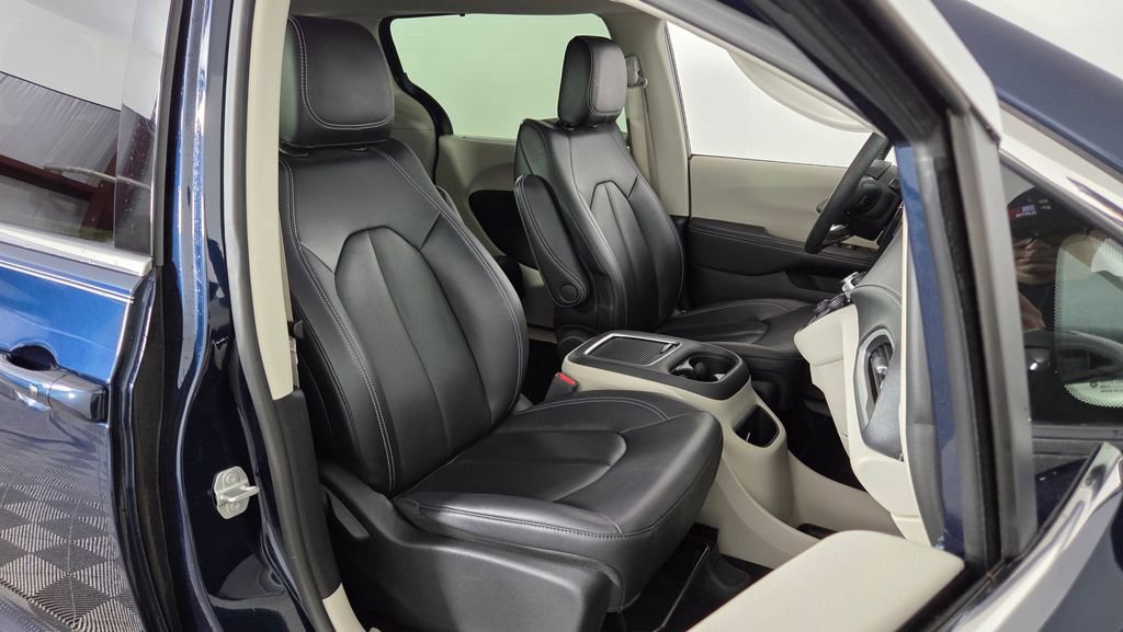 Used 2024 Chrysler Pacifica Touring-L FWD image 33