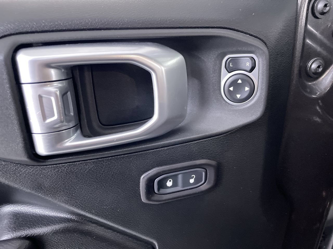 Used 2019 Jeep Wrangler Unlimited Sport S AWD/4WD image 11