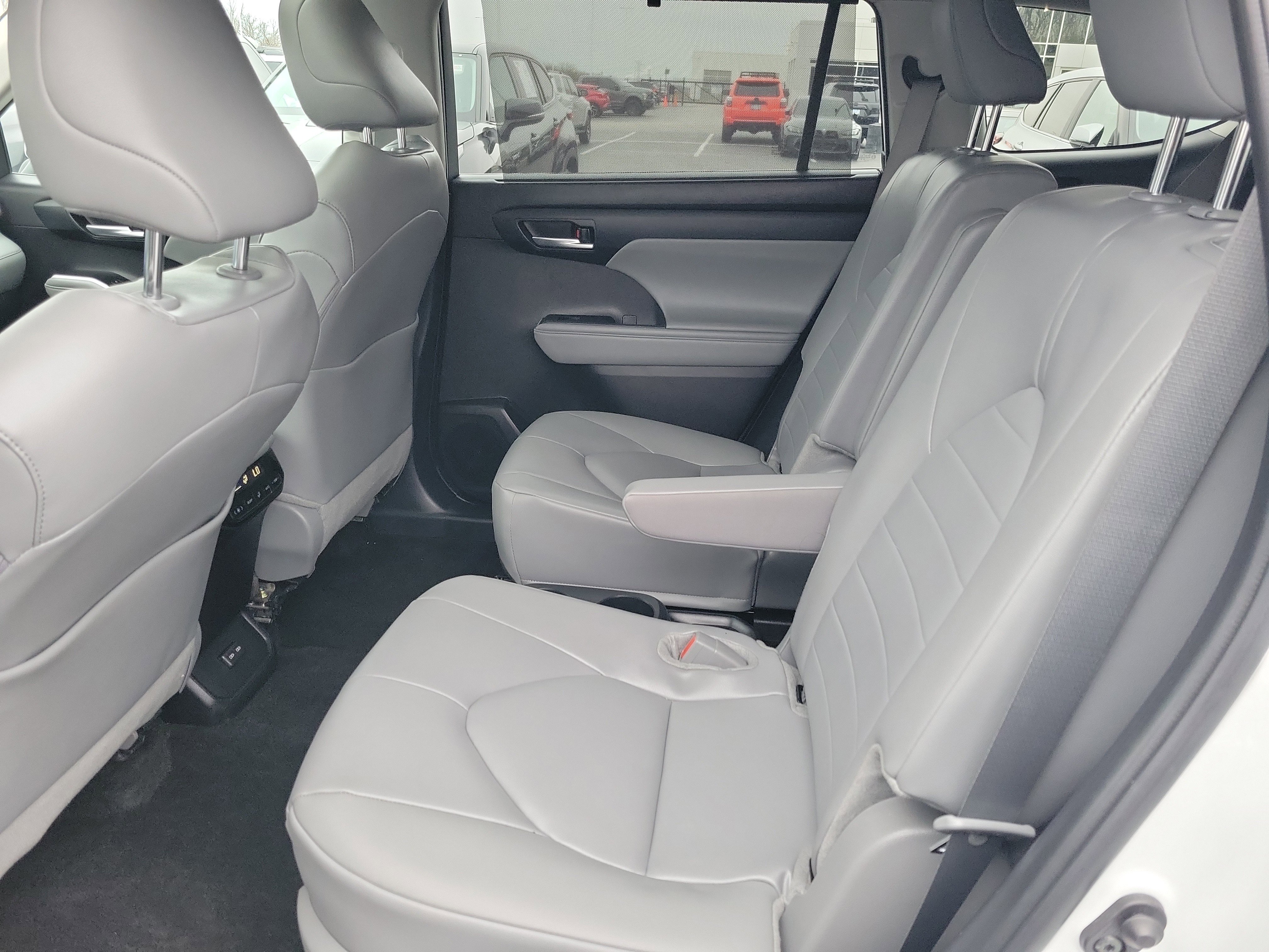 Certified 2025 Toyota Highlander XLE image 9