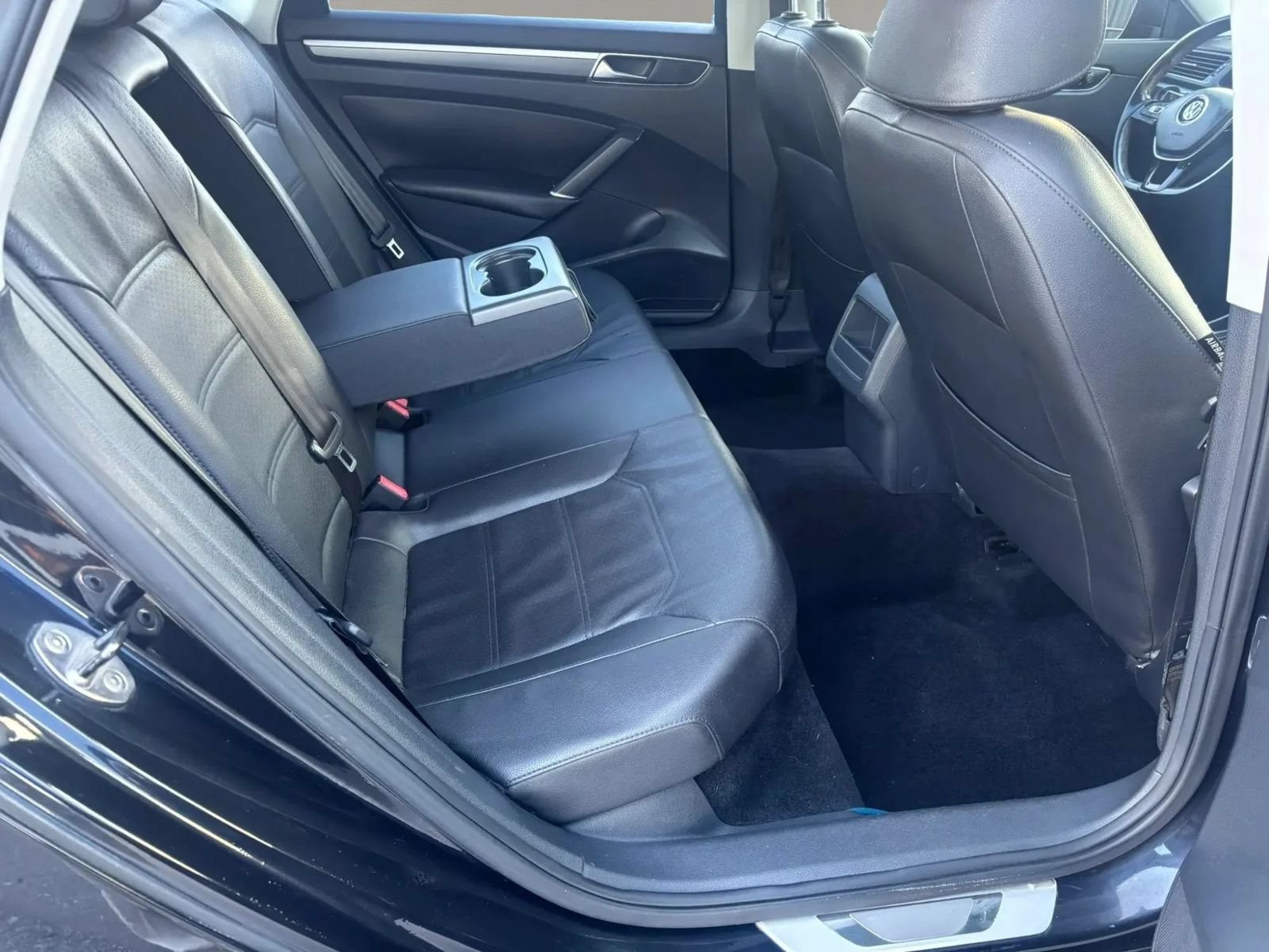 Used 2018 Volkswagen Passat 2.0T R-Line FWD image 17
