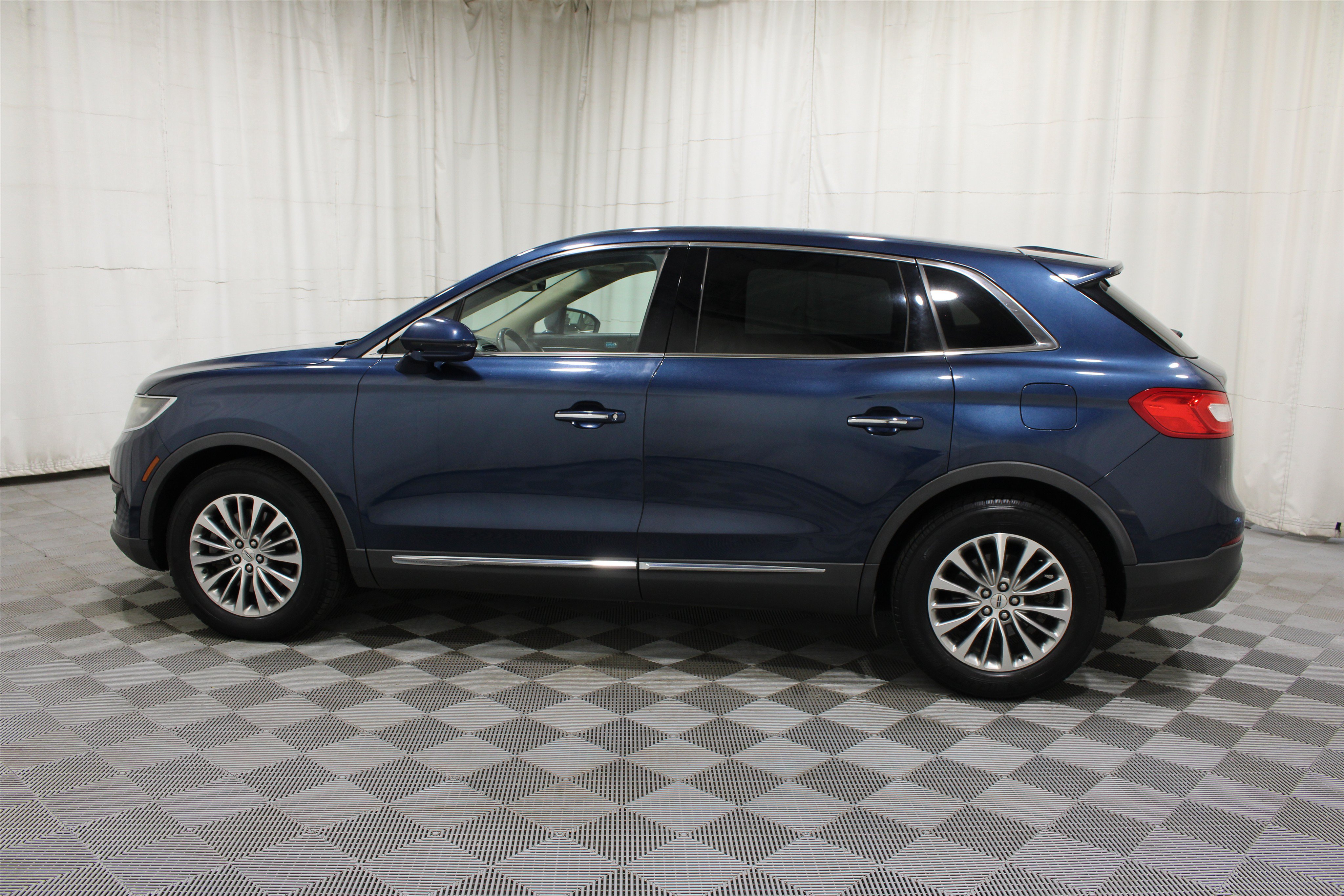 Used 2017 Lincoln MKX Select w/ Enhanced Security Package FWD image 33