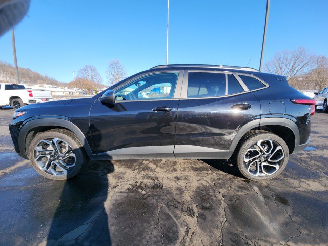 Used 2024 Chevrolet Trax RS w/ Sunroof Package image 2