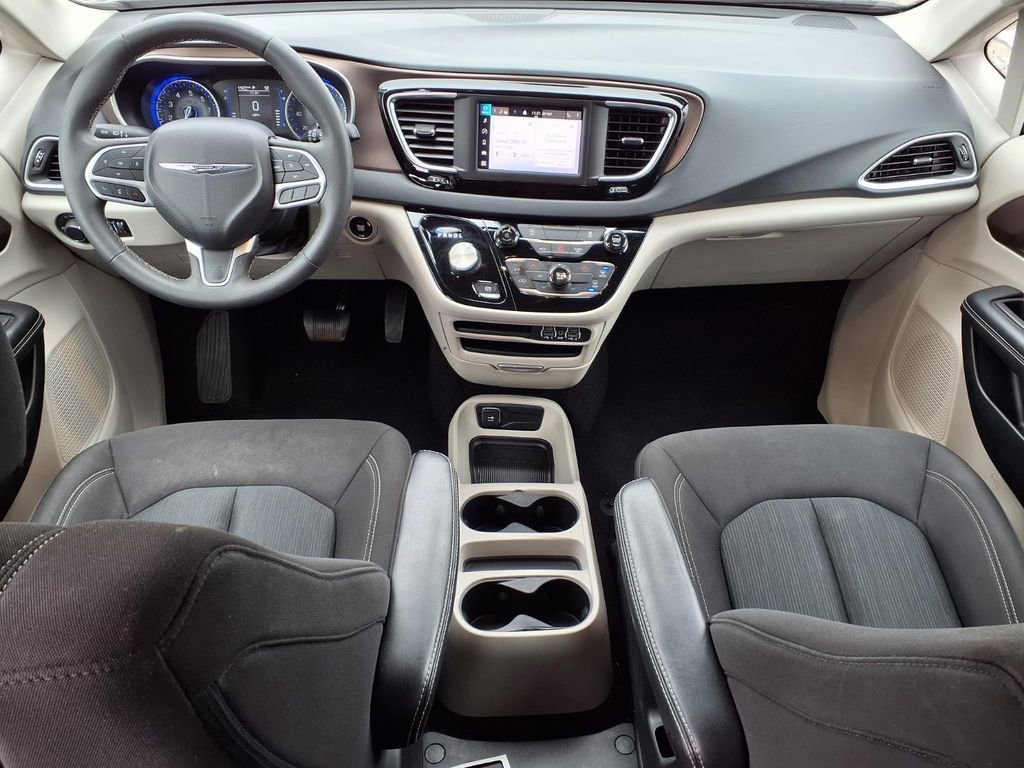 Used 2023 Chrysler Voyager LX image 13
