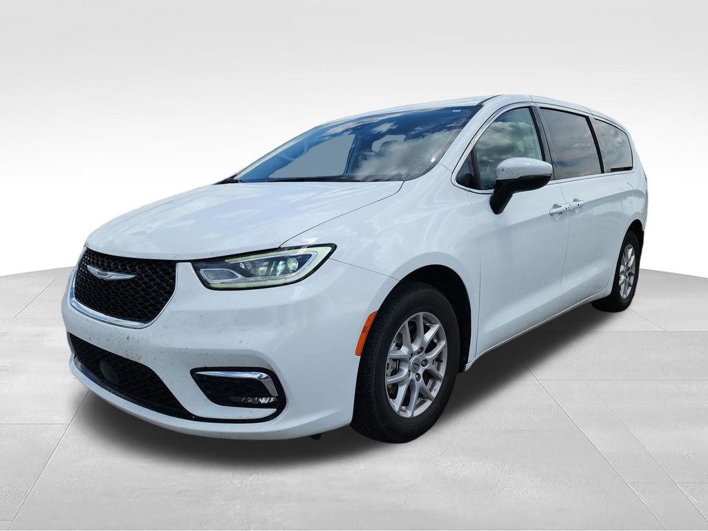 Used 2023 Chrysler Pacifica Touring-L FWD image 4