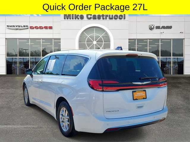 Certified 2024 Chrysler Pacifica Touring-L FWD image 6