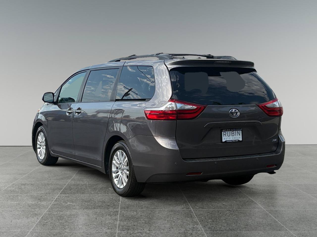 Used 2015 Toyota Sienna XLE w/ XLE Navigation Package FWD image 5