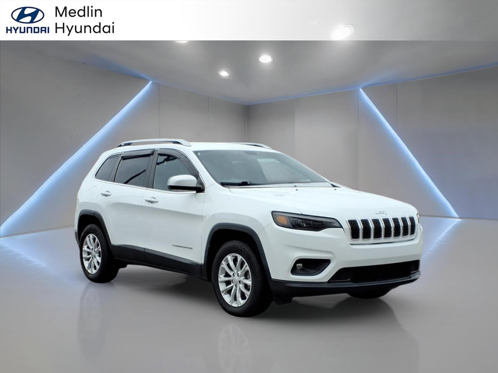 Used 2019 Jeep Cherokee Latitude w/ Cold Weather Group AWD/4WD image 1