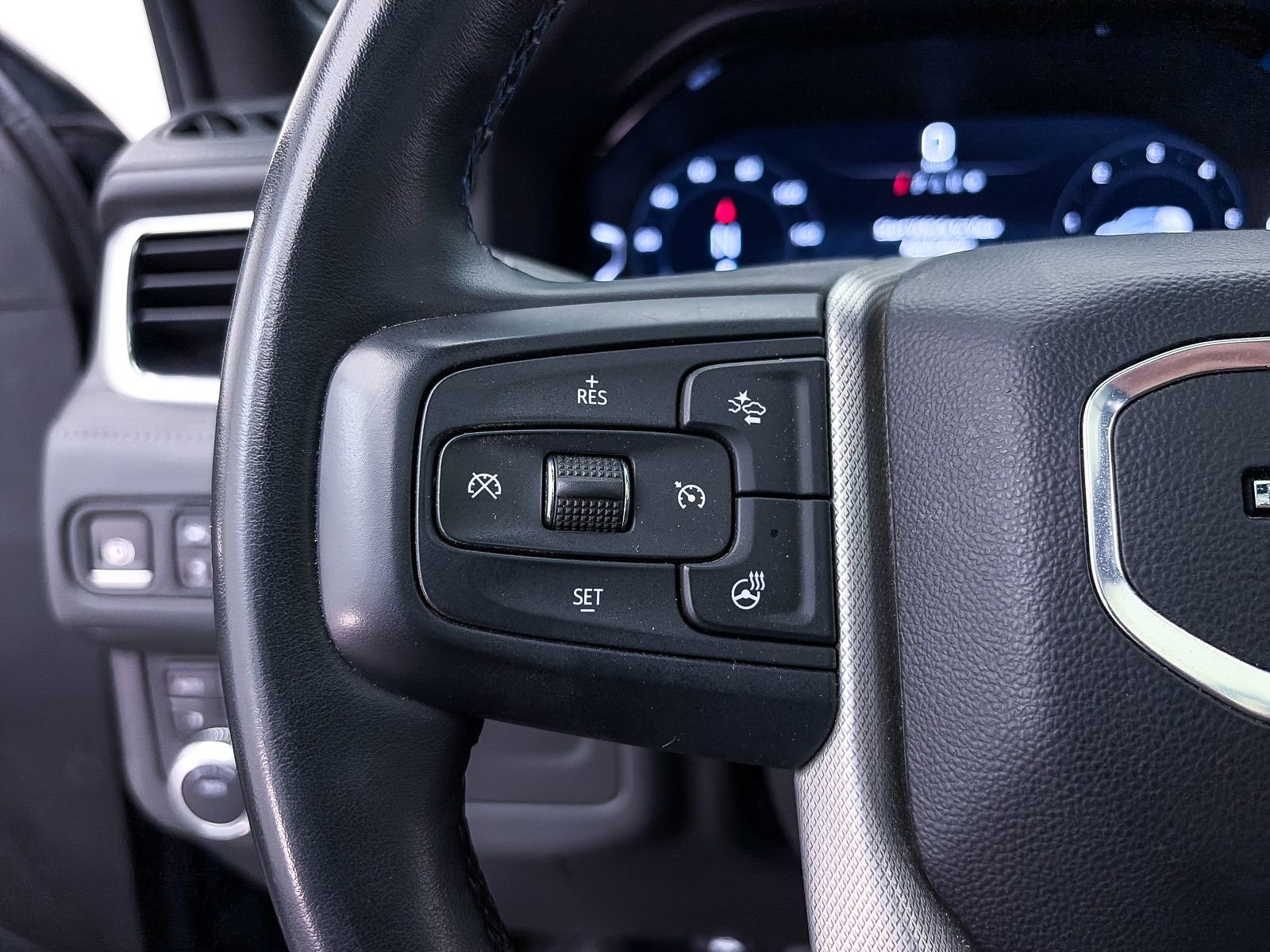 Used 2023 GMC Yukon XL Denali AWD/4WD image 33