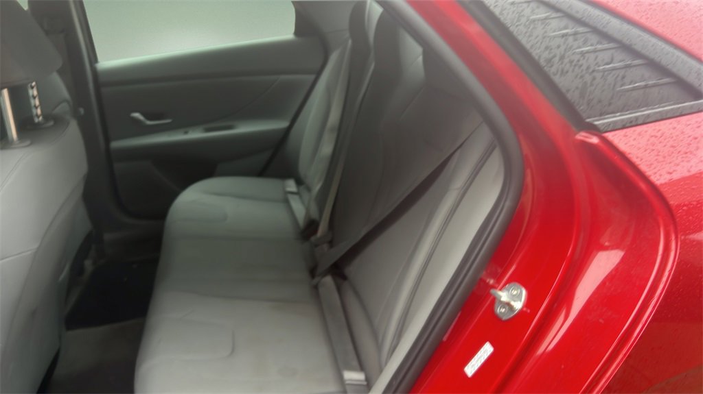 Used 2021 Hyundai Elantra SE image 11