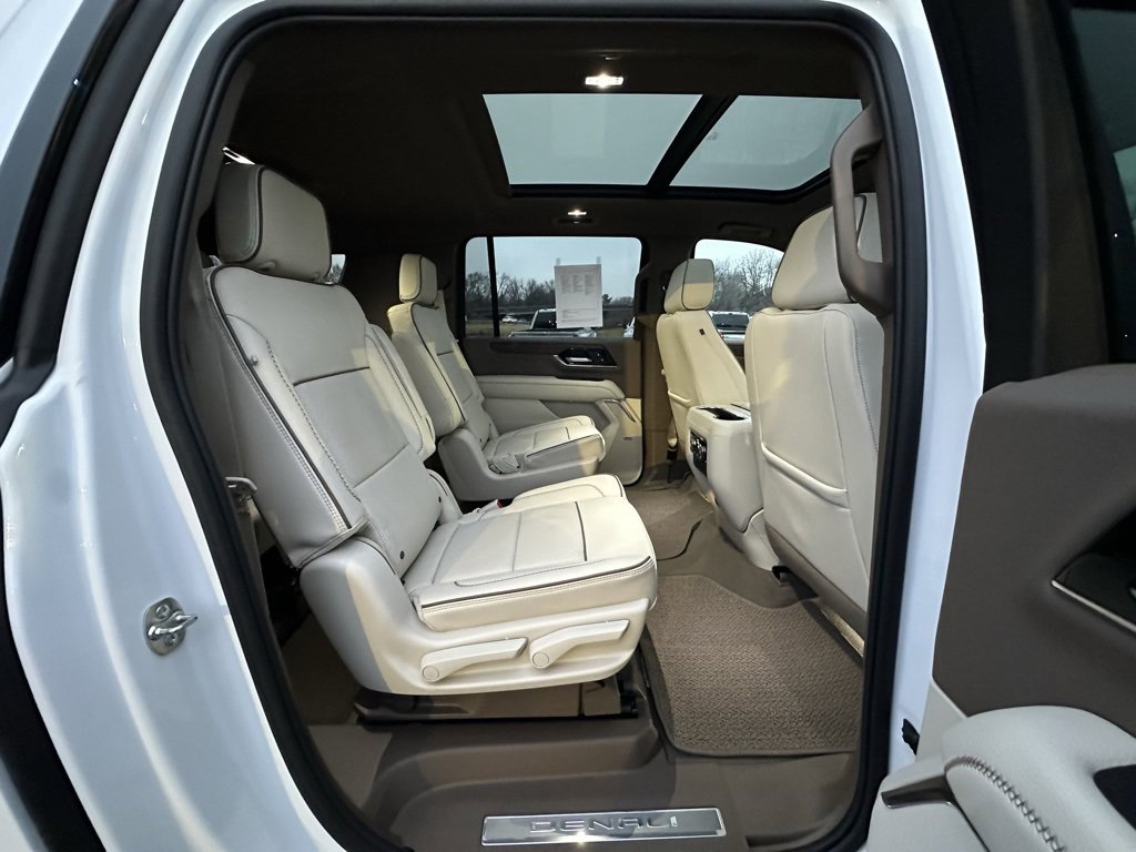 Used 2025 GMC Yukon XL Denali w/ Sun & Power Step Package image 16
