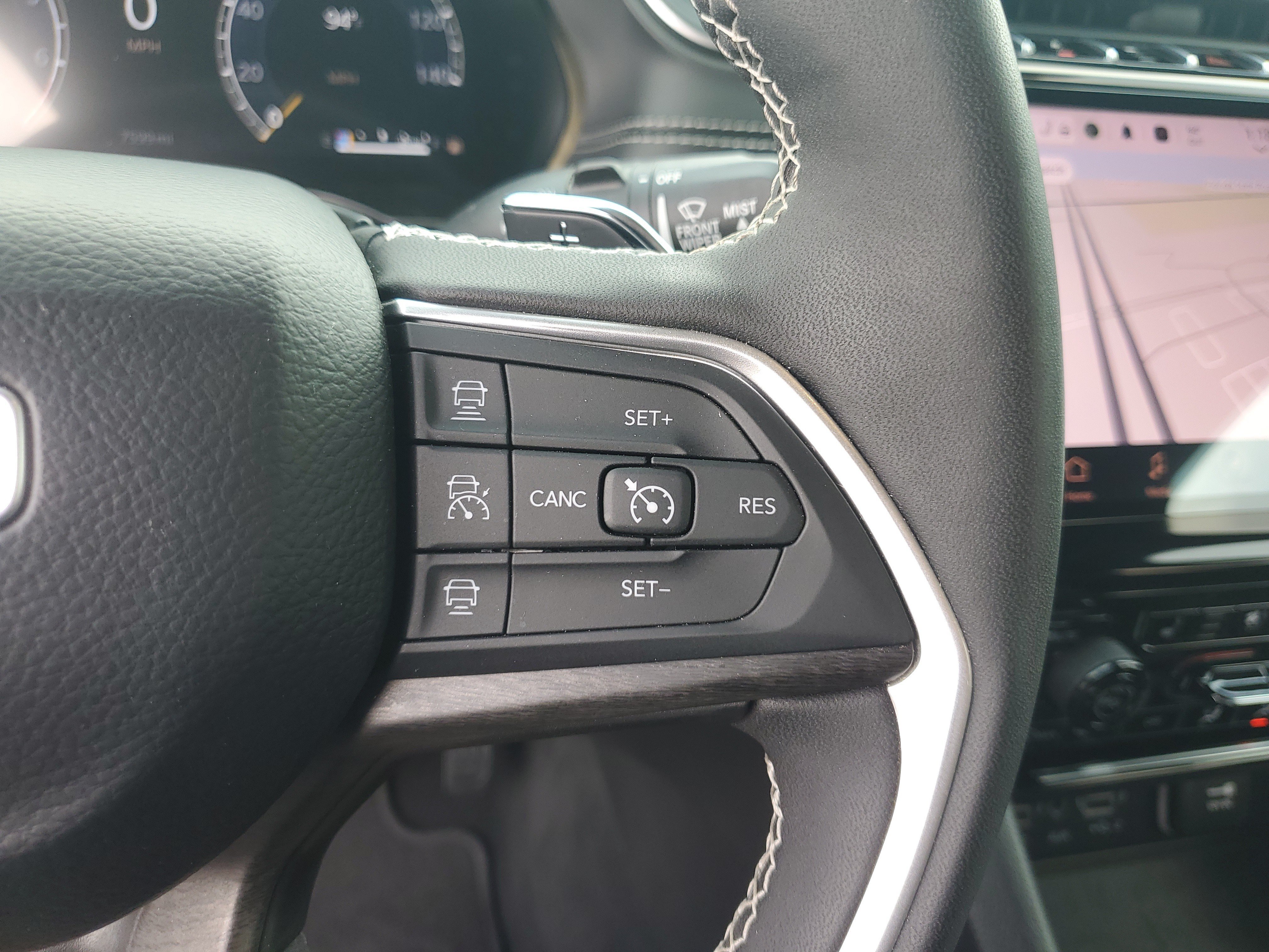 Used 2025 Jeep Grand Cherokee Limited w/ Luxury Tech Group II AWD/4WD image 16