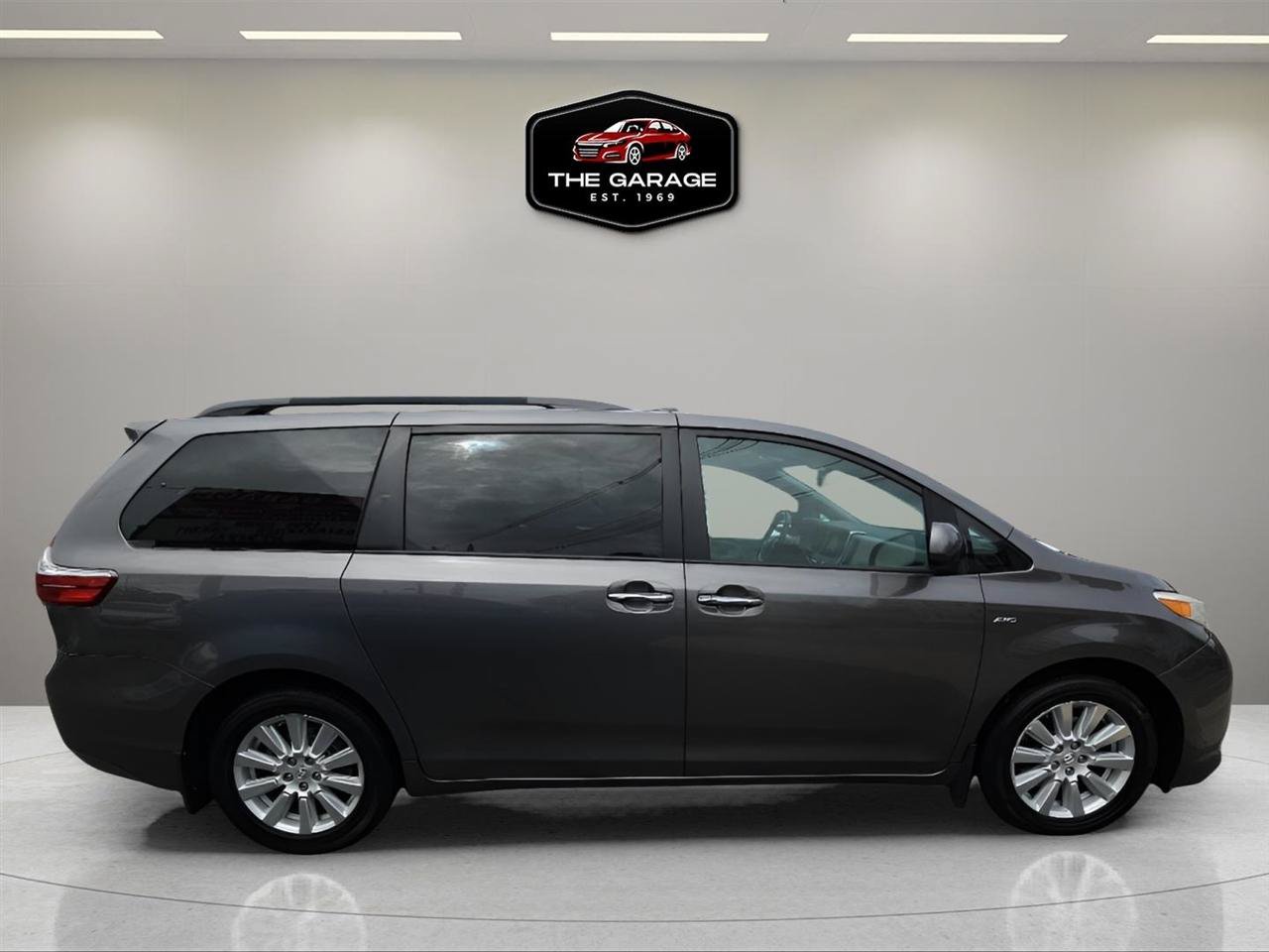 Used 2017 Toyota Sienna XLE w/ XLE Navigation Package AWD/4WD image 6