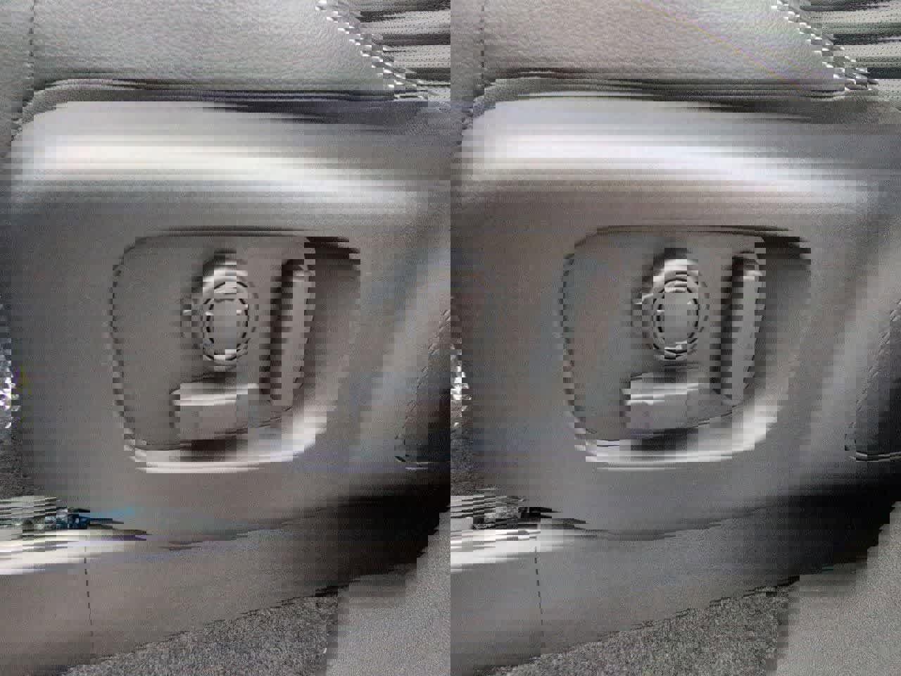 Used 2025 Land Rover Discovery Dynamic SE image 17