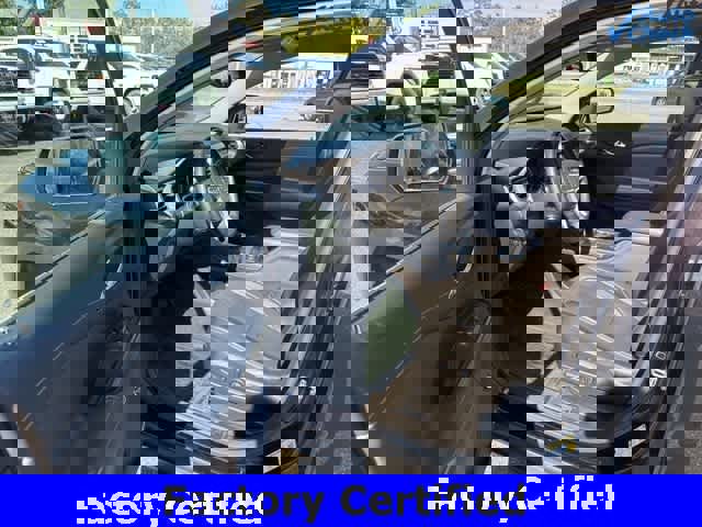 Certified 2023 GMC Acadia SLT w/ Preferred Package image 17