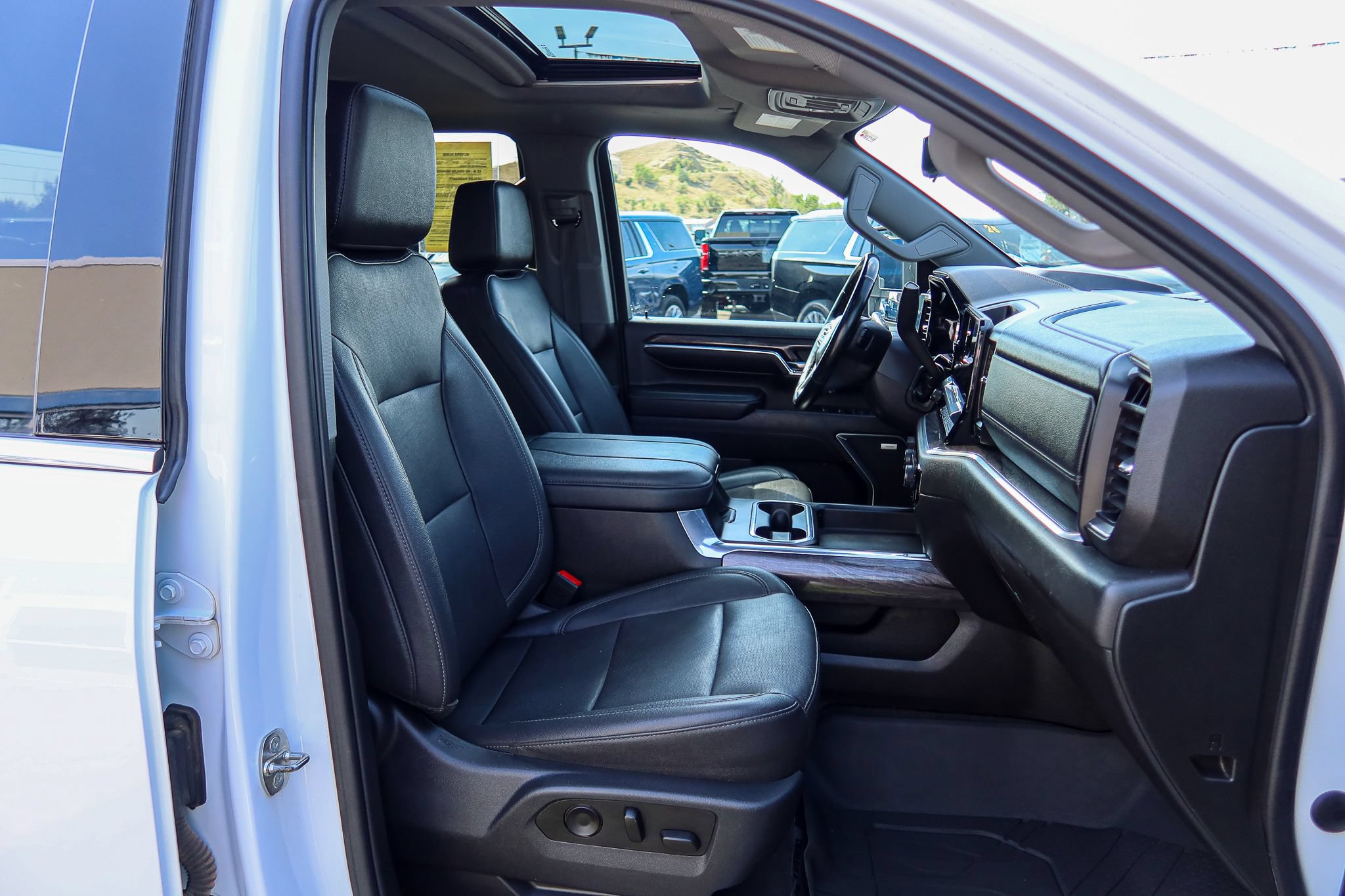 Used 2024 Chevrolet Silverado 3500 LTZ w/ LTZ Convenience Package AWD/4WD image 17