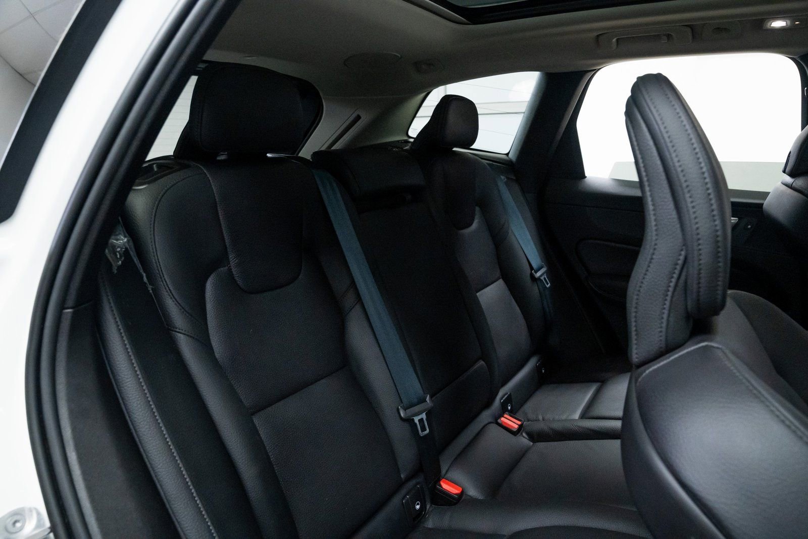 Used 2024 Volvo XC60 T8 Plus image 23