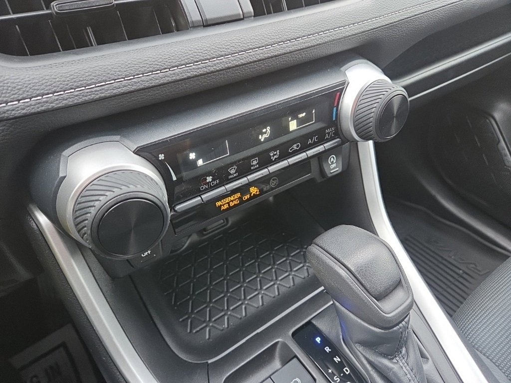 Used 2021 Toyota RAV4 LE image 32