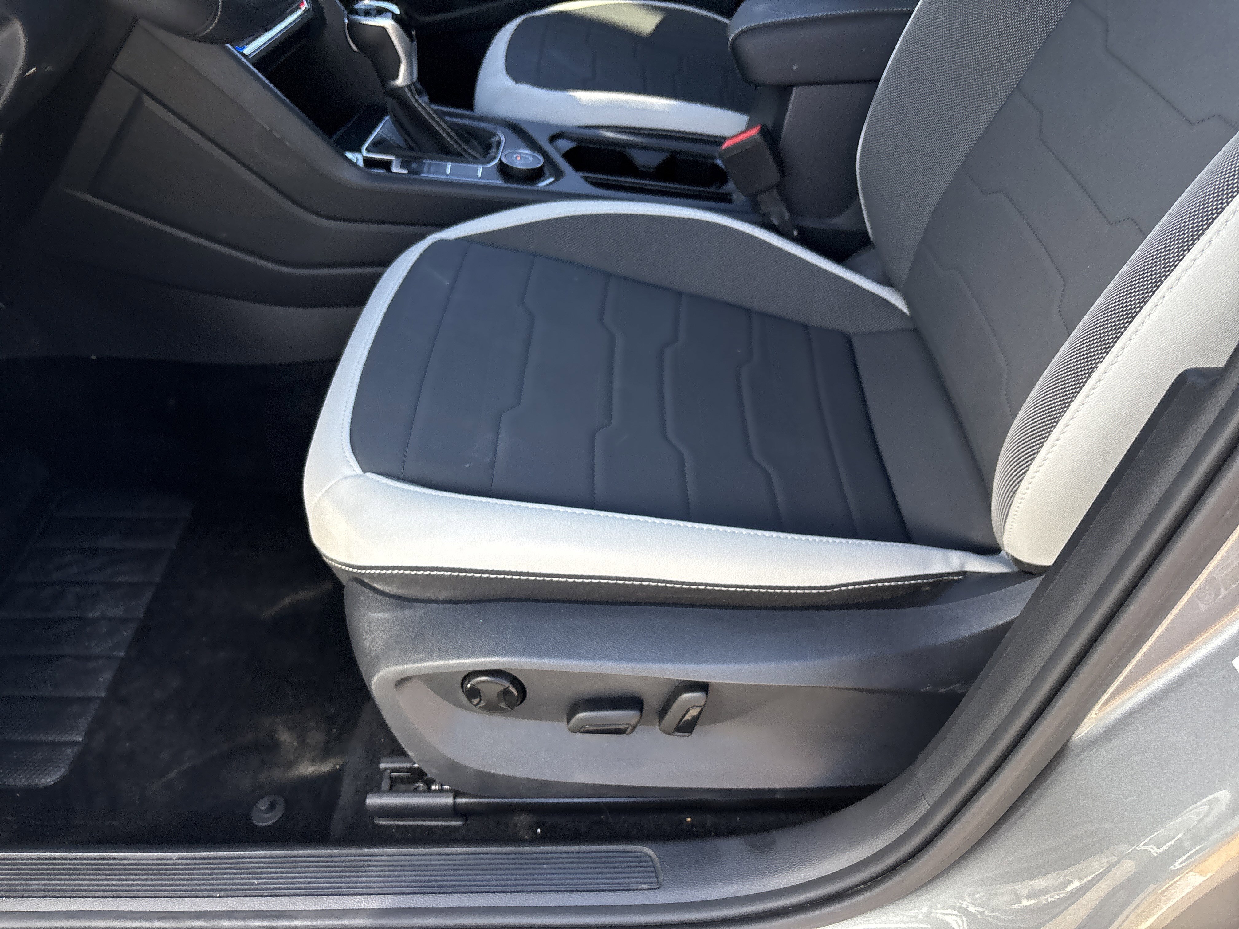 Used 2025 Volkswagen Taos SE image 19