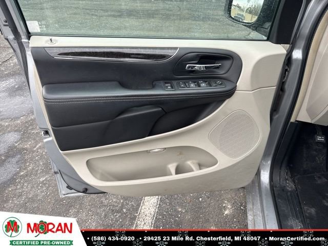 Used 2013 Chrysler Town & Country Touring image 9