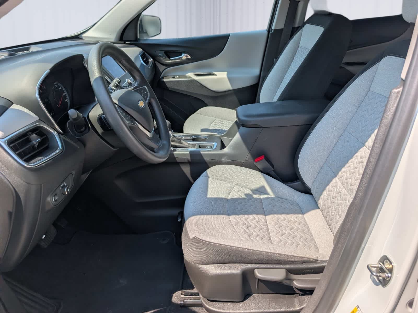 Used 2022 Chevrolet Equinox LS AWD/4WD image 16