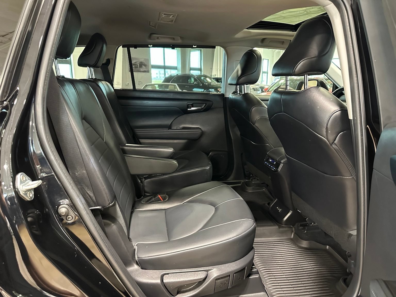 Used 2022 Toyota Highlander XLE FWD image 43