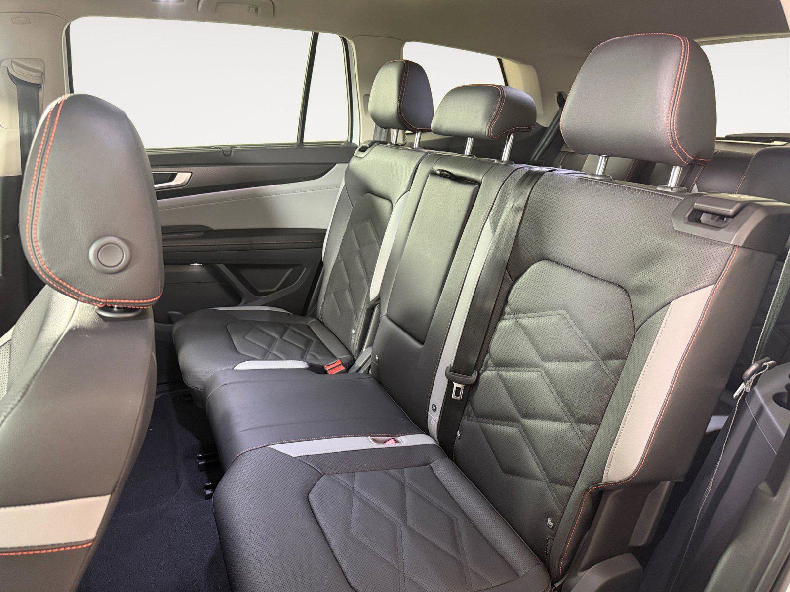 Used 2026 Volkswagen Atlas Peak Edition AWD/4WD image 8