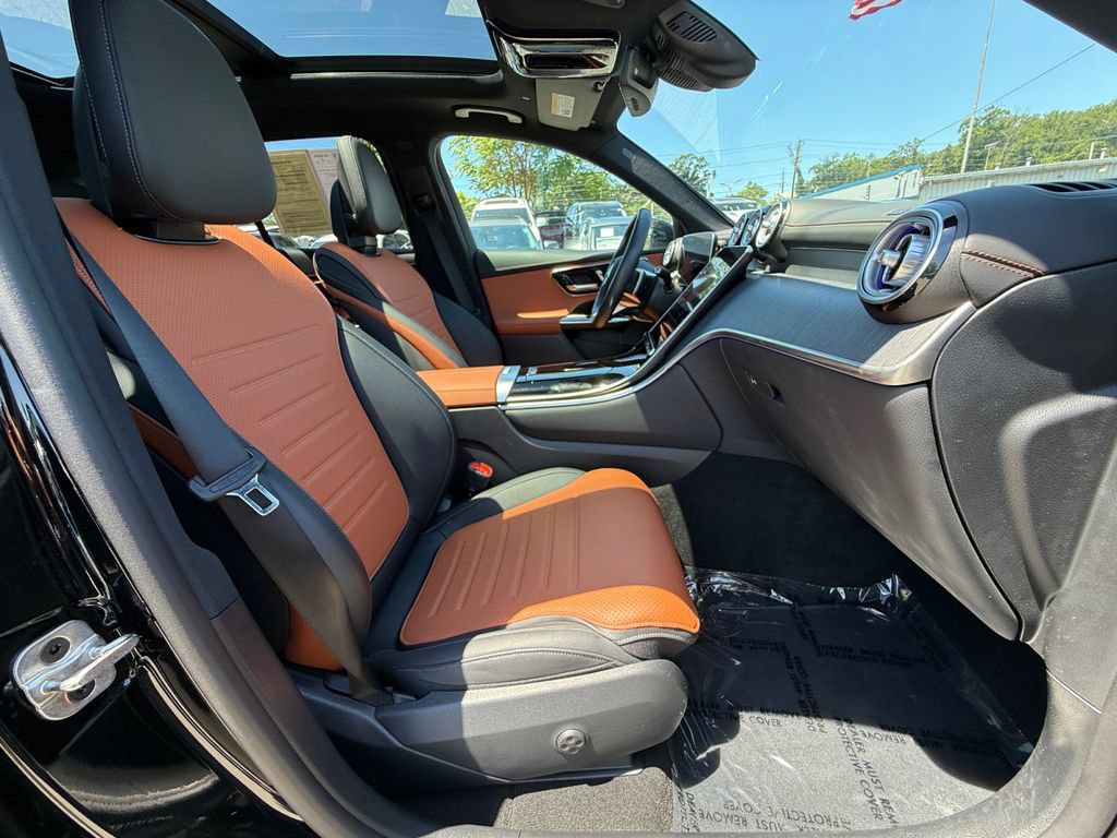 Used 2025 Mercedes-Benz GLC 300 4MATIC image 25