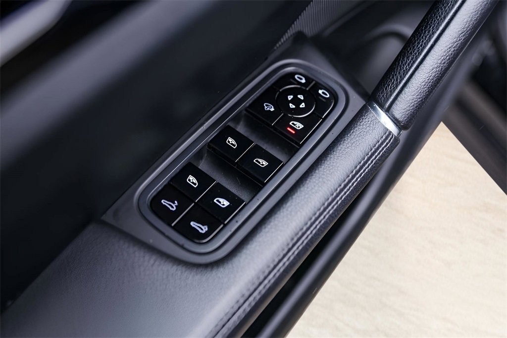 Used 2020 Porsche Cayenne S image 30