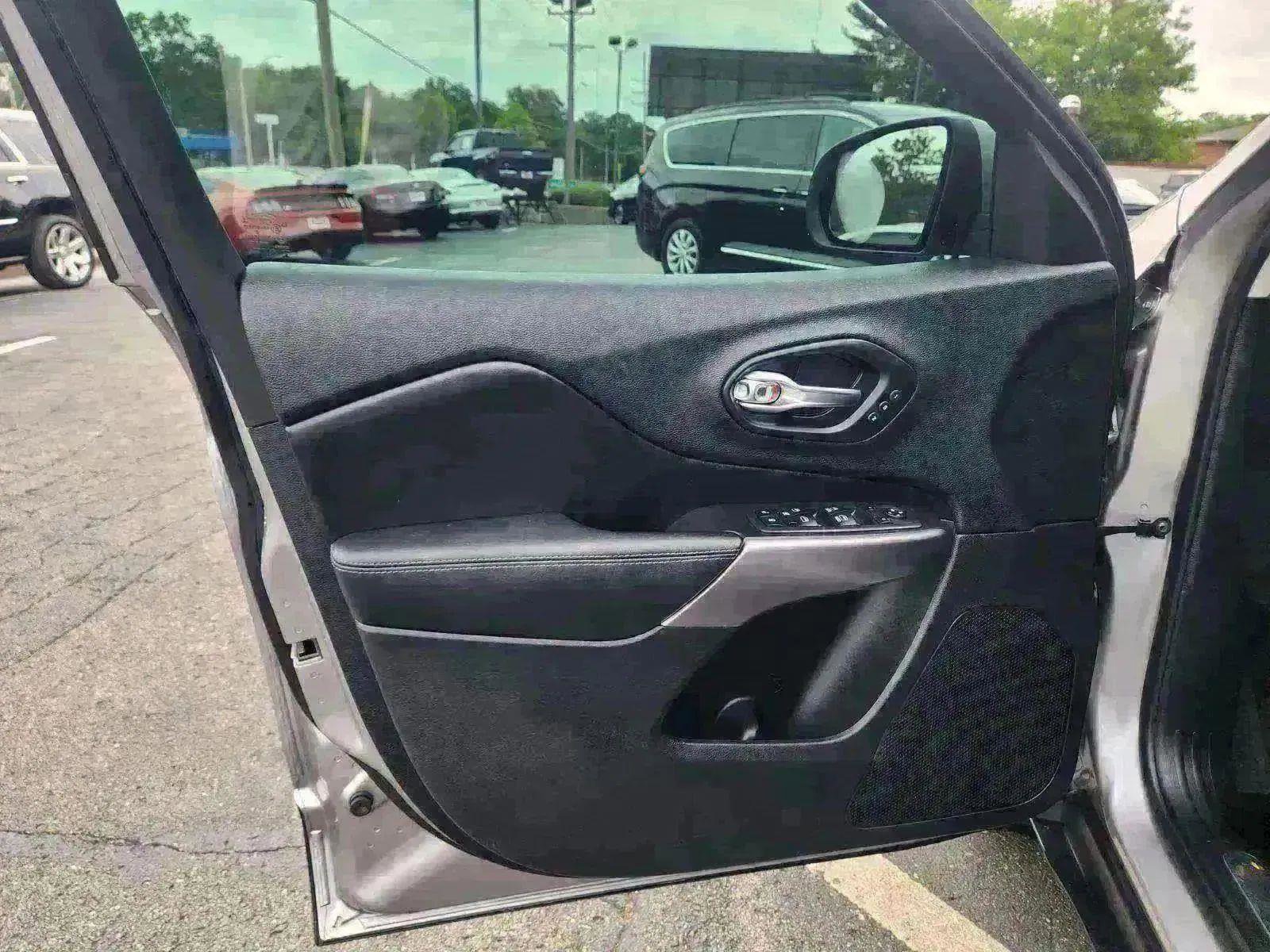 Used 2019 Jeep Cherokee Limited image 43