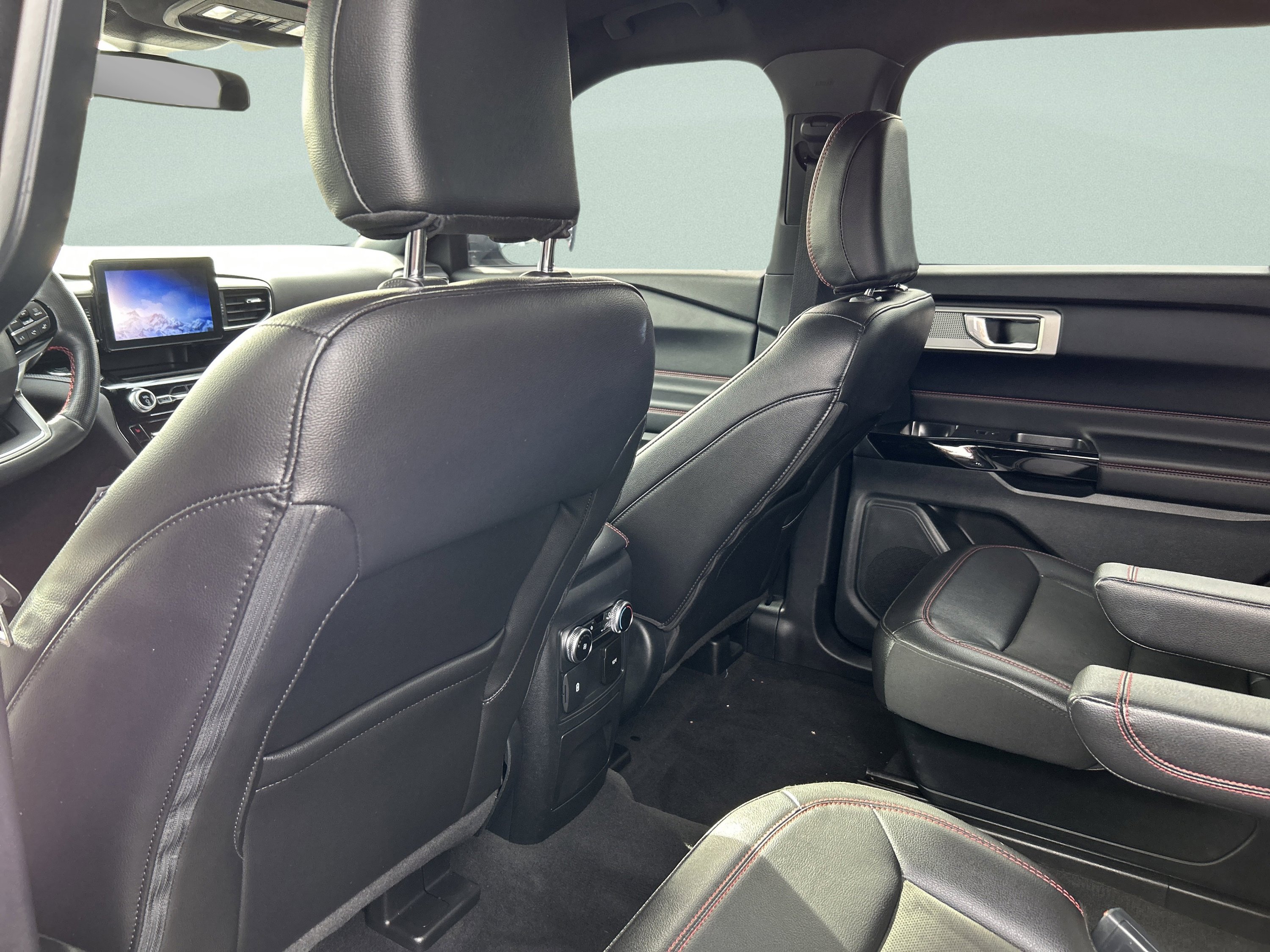 Used 2022 Ford Explorer ST-Line w/ Class IV Trailer Tow Package image 29