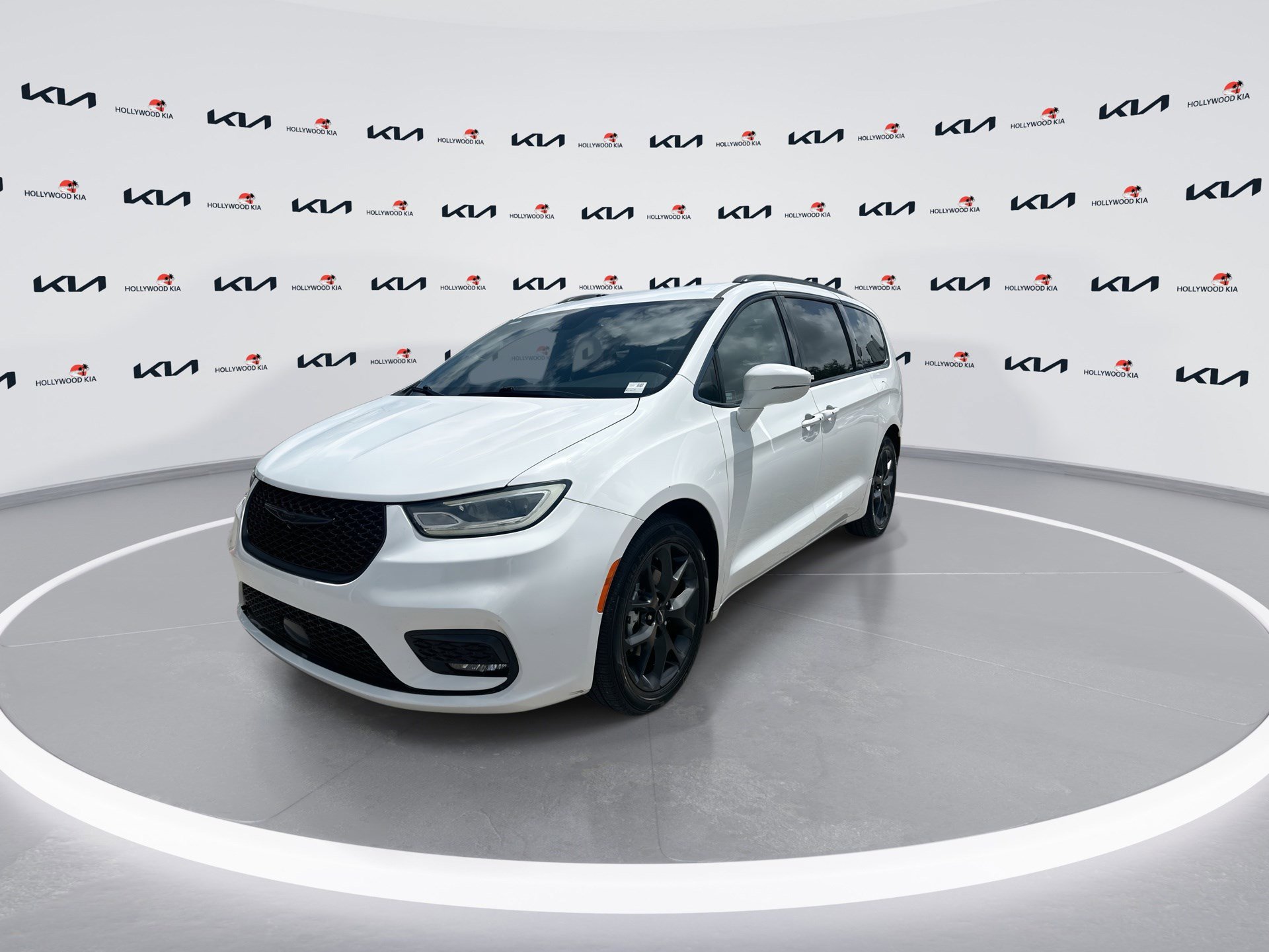 Used 2021 Chrysler Pacifica Touring w/ S Appearance Package image 4