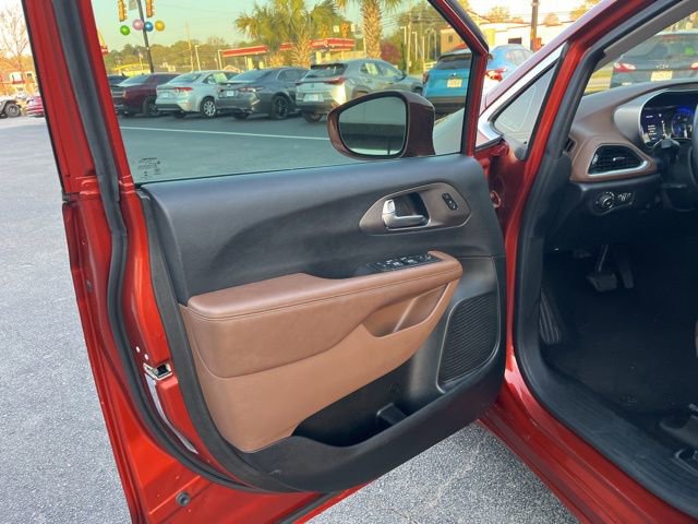 Used 2018 Chrysler Pacifica Limited w/ Tire & Wheel Group image 5