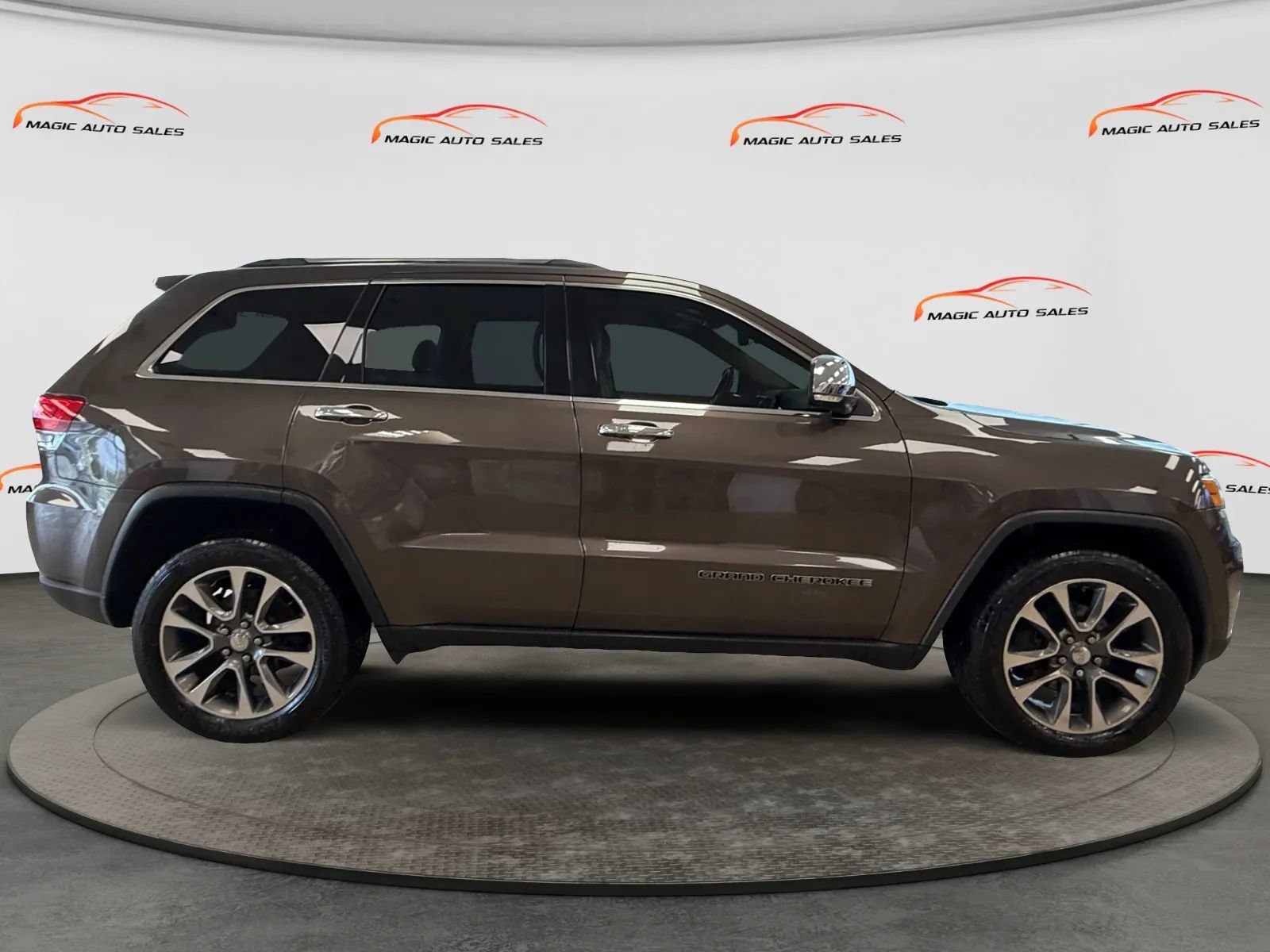 Used 2018 Jeep Grand Cherokee Limited AWD/4WD image 6