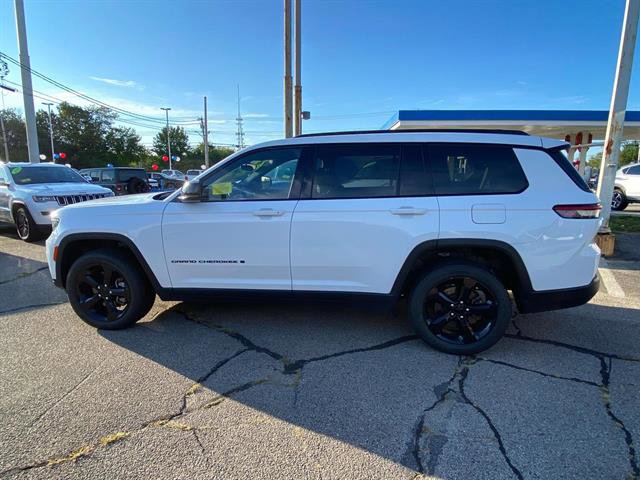 Used 2023 Jeep Grand Cherokee L Laredo image 4