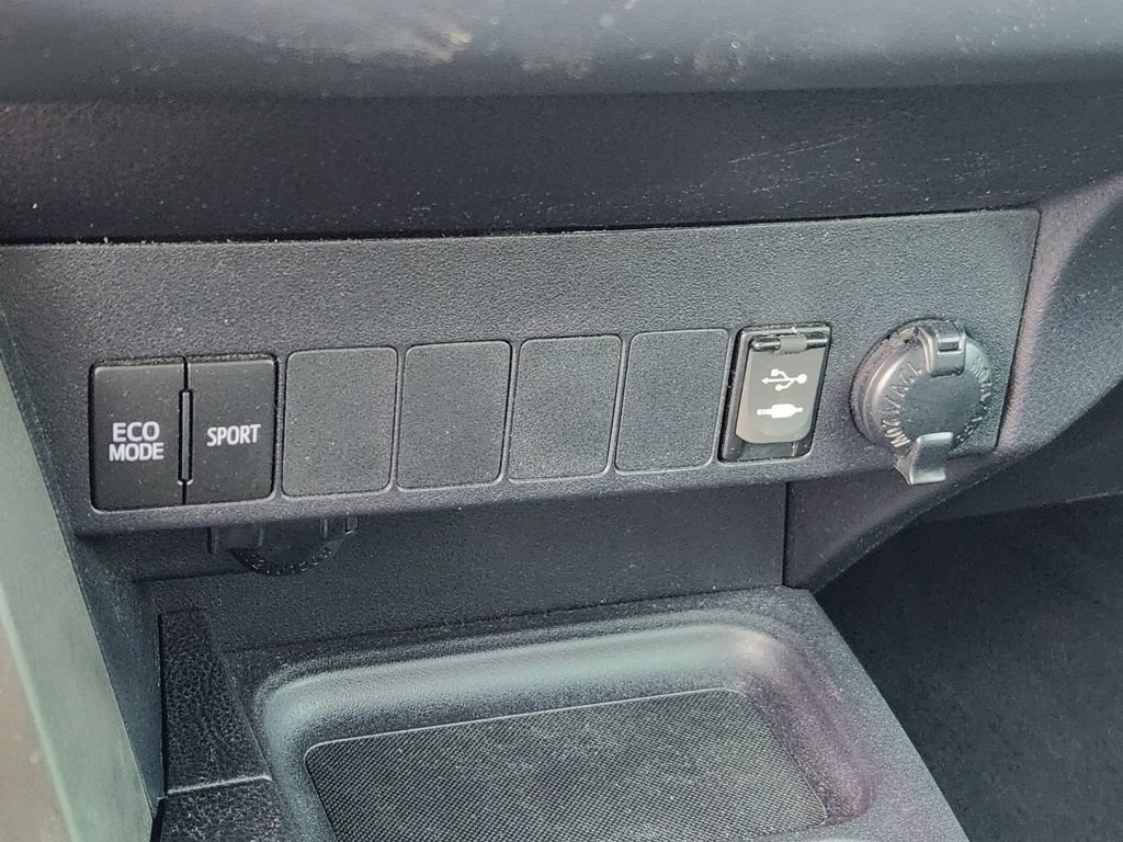 Used 2018 Toyota RAV4 XLE FWD image 18