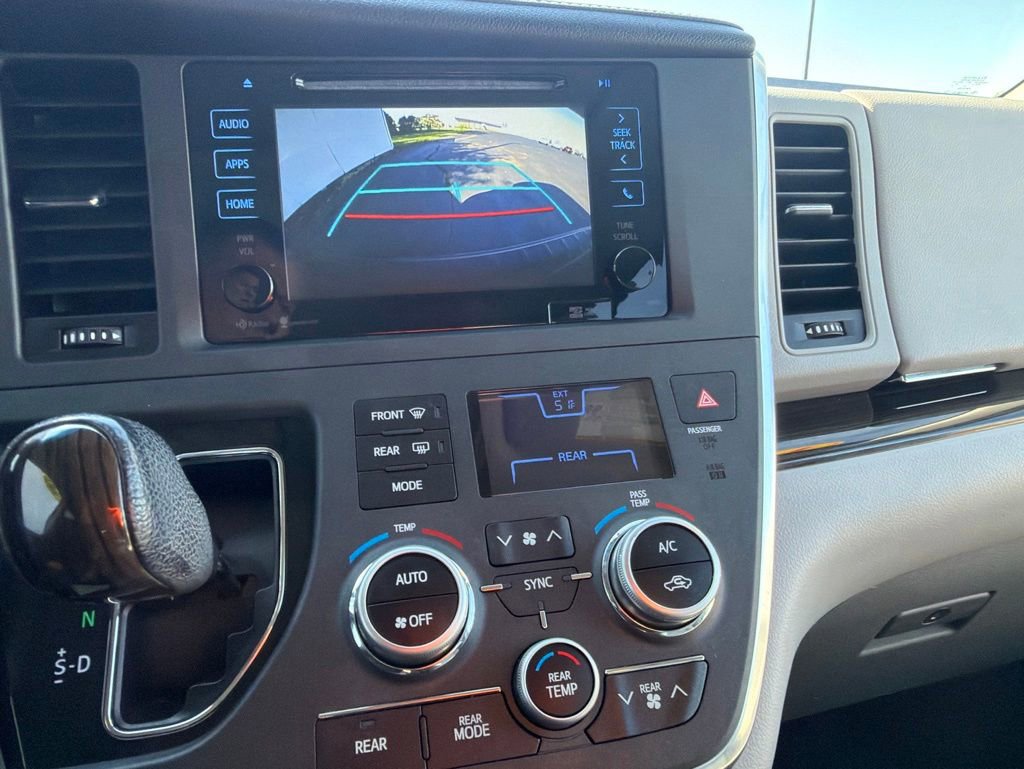 Used 2015 Toyota Sienna XLE Premium FWD image 19