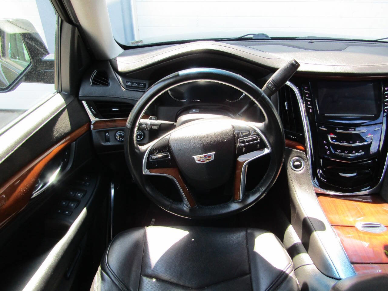 Used 2017 Cadillac Escalade ESV Luxury AWD/4WD image 13