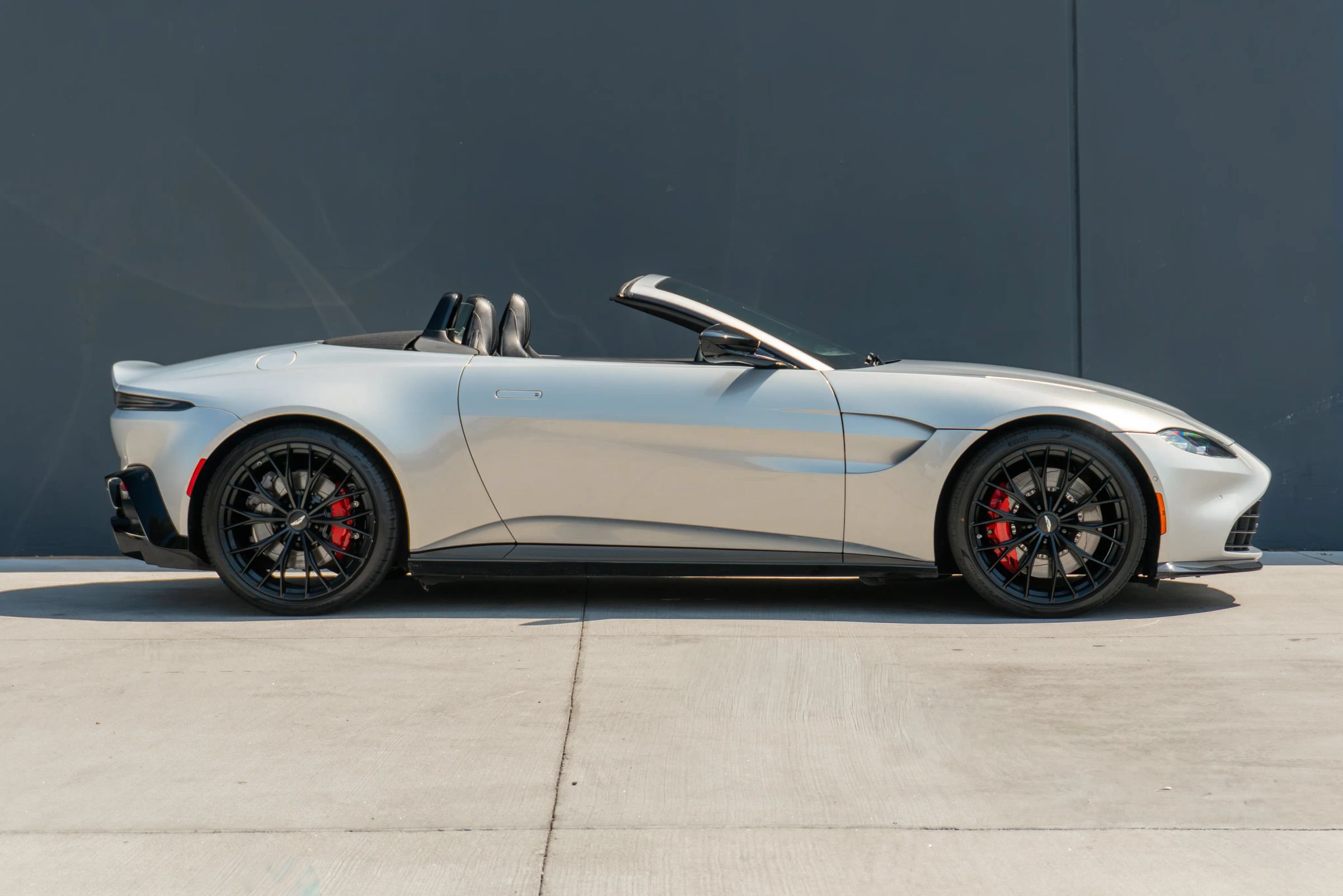 Used 2022 Aston Martin V8 Vantage Roadster RWD image 7