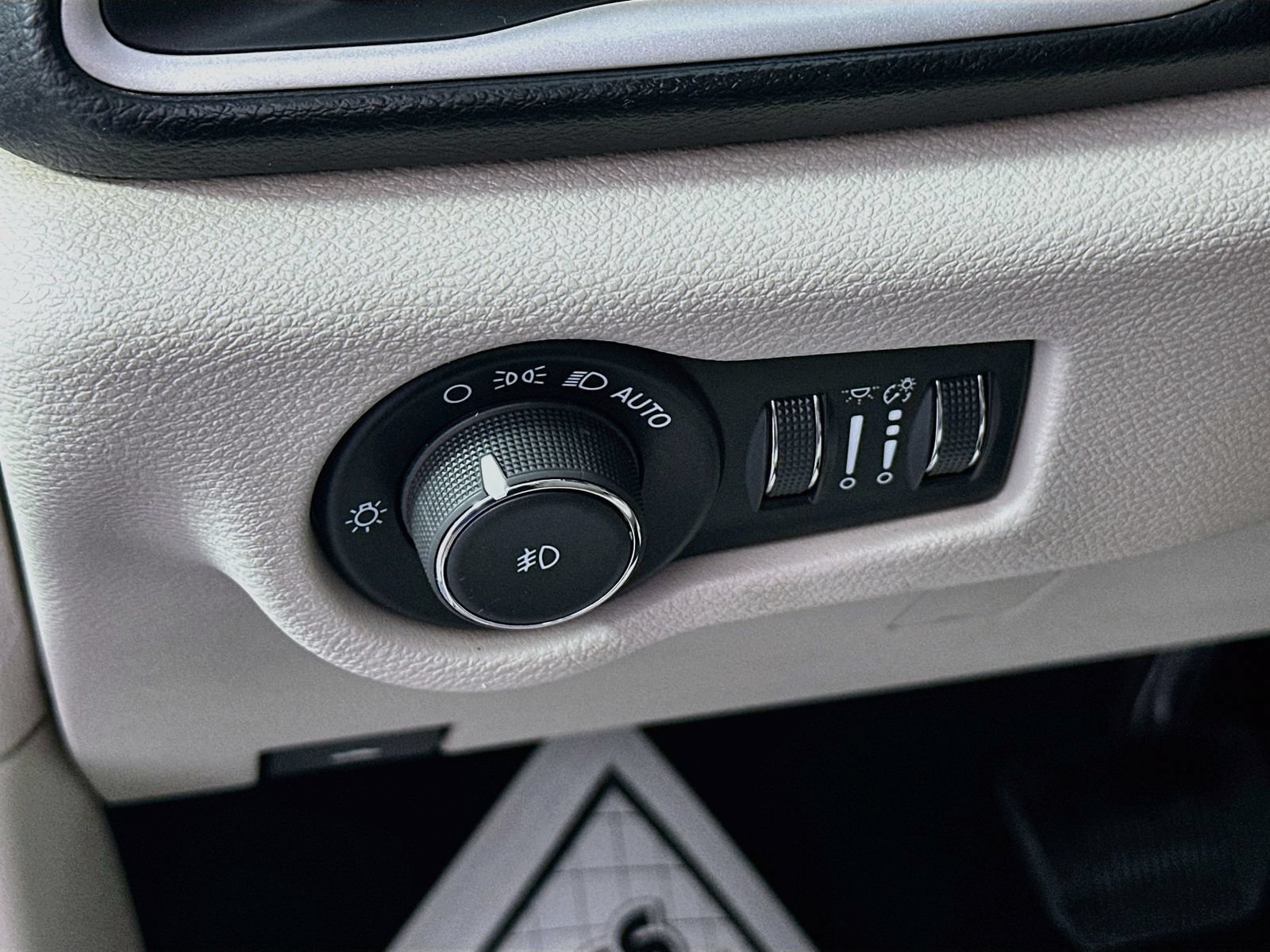 Used 2021 Chrysler Pacifica Touring-L FWD image 10