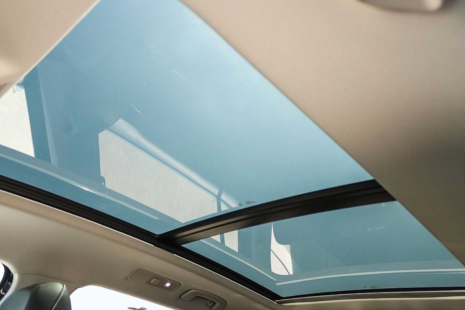 Used 2023 Volkswagen Tiguan SE w/ Panoramic Sunroof Package FWD image 26