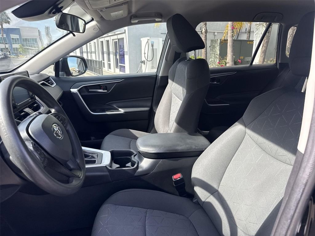 Used 2020 Toyota RAV4 XLE FWD image 17