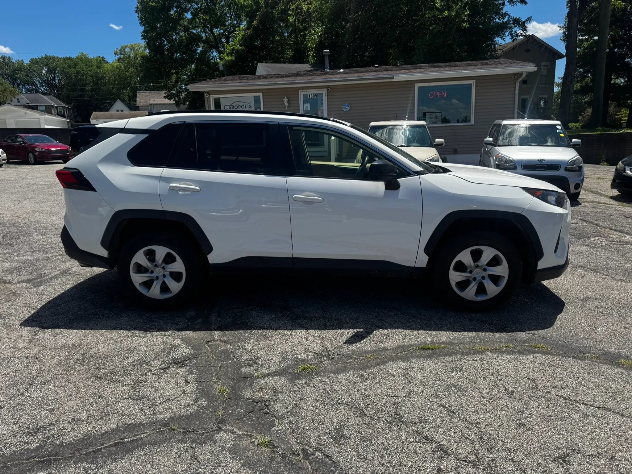 Used 2020 Toyota RAV4 LE FWD image 4