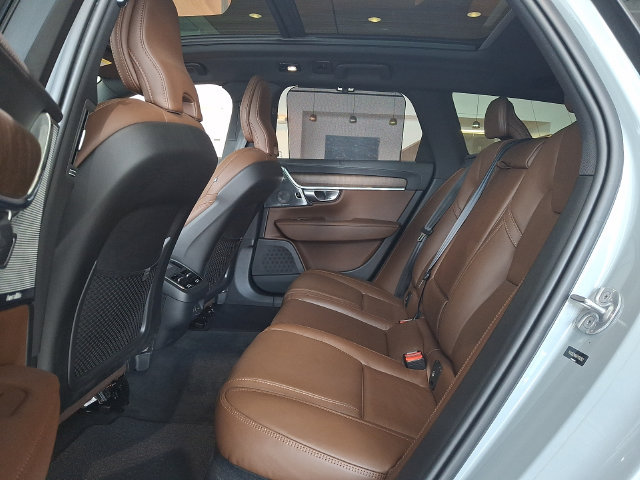 Used 2024 Volvo V90 B6 Cross Country Ultimate AWD/4WD image 9