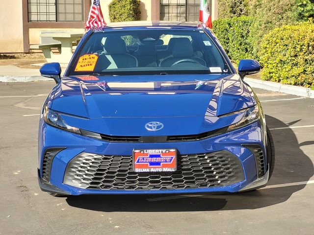 Used 2025 Toyota Camry SE image 3