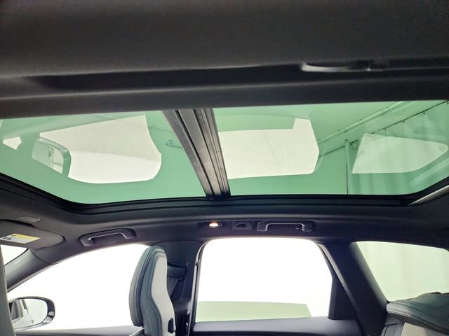 Used 2022 Volvo XC60 B6 R-Design w/ Advanced Package image 18